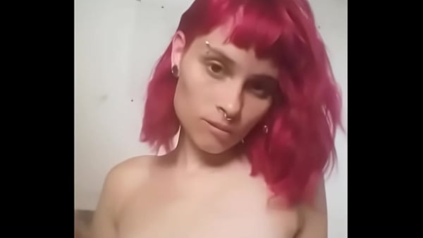 Play MP4 - Magrinha gostosa se exibindo e abrindo a buceta em v&iacute;deo caseiro