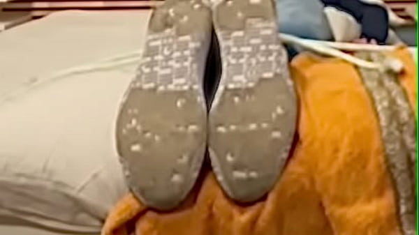 Nonton Socks Cut And Hot Wax On Bare Soles thumbnail