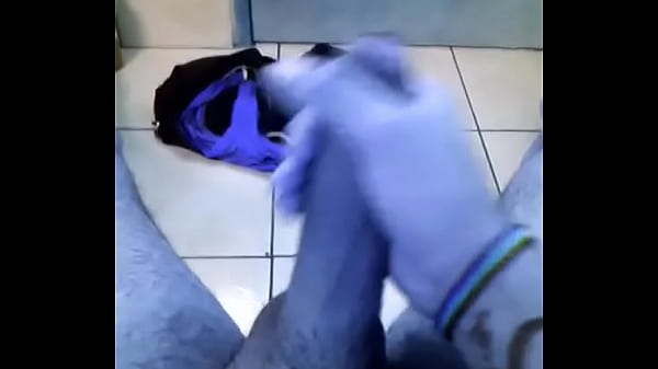 Punhetando no banheiro