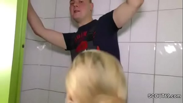 Play MP4 - step Daughter Seduce to Fuck by Repairman When Mom is away