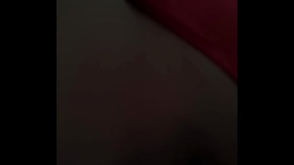 Mi traje de diabla me hace ver como una inocente puta novata 