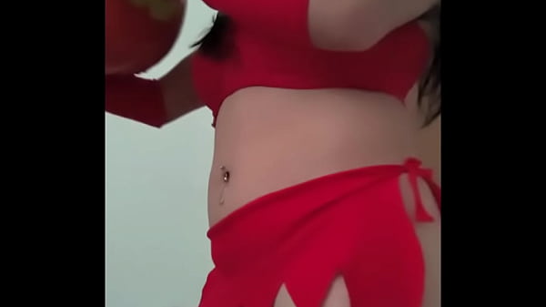 Mi traje de diabla me hace ver como una inocente puta novata 