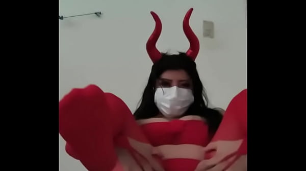 Mi traje de diabla me hace ver como una inocente puta novata