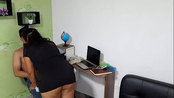 Play MP4 - La empleada llega tarde al trabajo y compensa su retraso con una buena mamada