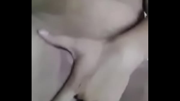 Morenita tocándose_rico