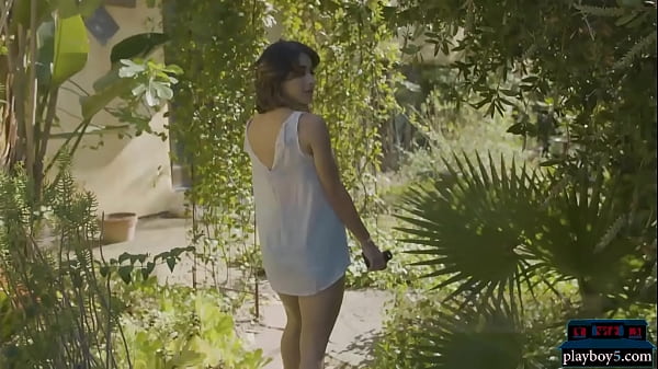 Sexy_blonde and latina model both gives us astriptease