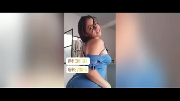 Mujer maravilhosa bailando