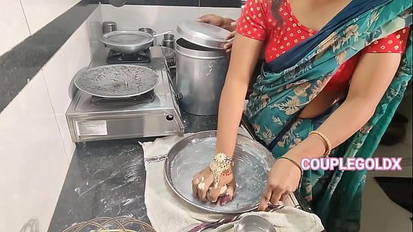 Play MP4 - कोमल रस्ते पर मूत रही थी उसे किचेन में ले जाकर उसके साथ ठोक