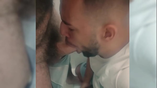 Play MP4 - COROA ME DEU DINHEIRO PARA CHUPAR SEU PAU NO VESTI&Aacute;RIO DA ACADEMIA&period;