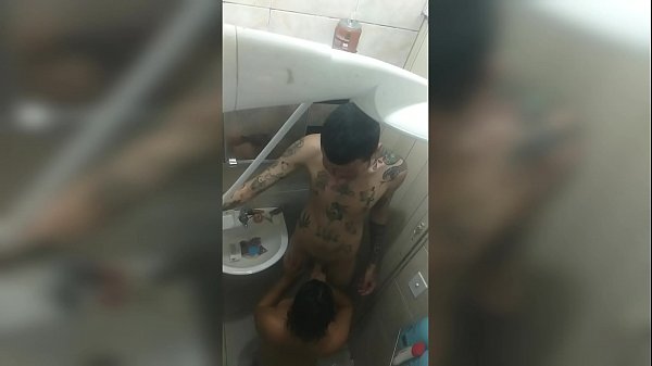 Play MP4 - Filmei a novinha no banho&comma; de boca no pau do tatuado&period;&period;&period; Ela Baez e Dluquinhaa