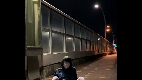 女装子まゆちゃんが陸橋の脇で衣服のままパンツ脱いで露出 