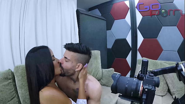 Nonton Vamos Aproveitar Enquanto O Meu Marido Est&aacute; Fora, Chamei Um Amigo Pra Me Foder Tamb&eacute;m - Completo No Red thumbnail