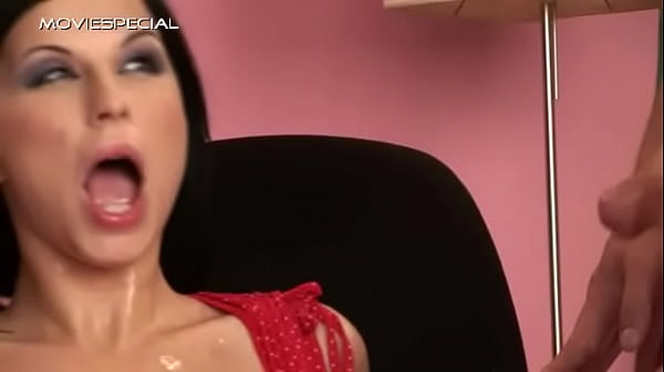 Hussy in stockings gets pissed in her 