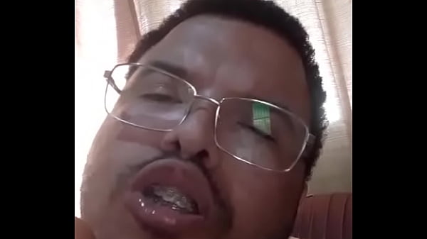 Tiozao caindo de boca na lingui&ccedil;a 