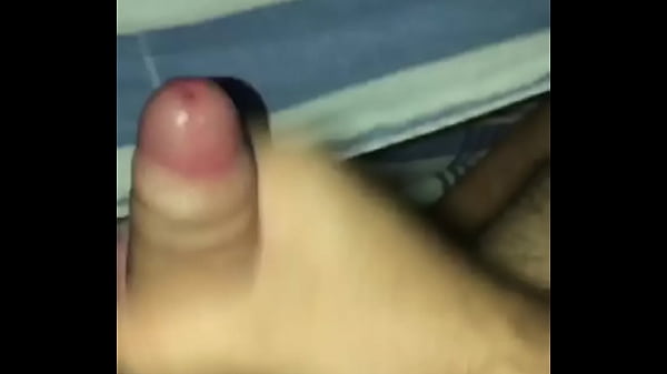 Batendo uma novinho gozando