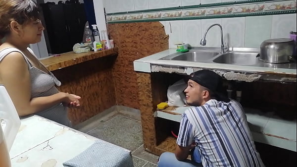 Play MP4 - follo con el apuesto fontanero hasta venirse en mi cara