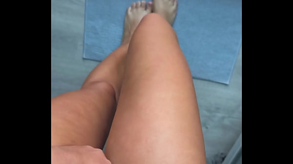 Play MP4 - Peeing in my backyard in POV