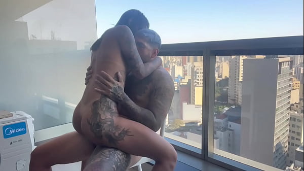 Play MP4 - A cunhadinha me surpreendeu com uma visita de calcinha na sacada do hotel