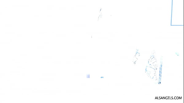 Мастурбирует в ванной и радуется жизни прекрасная блондинка Сандра Саммерс