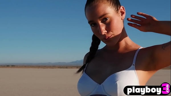 Teen Willa Prescott posed naked in the desert_and she exposed nice body