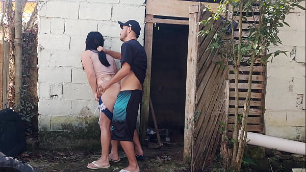 Meu marido saiu e me deixou receber o pedreiro sozinha para um or&ccedil;amento 