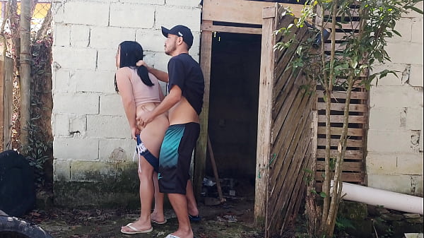 Play MP4 - Meu marido saiu e me deixou receber o pedreiro sozinha para um or&ccedil;amento