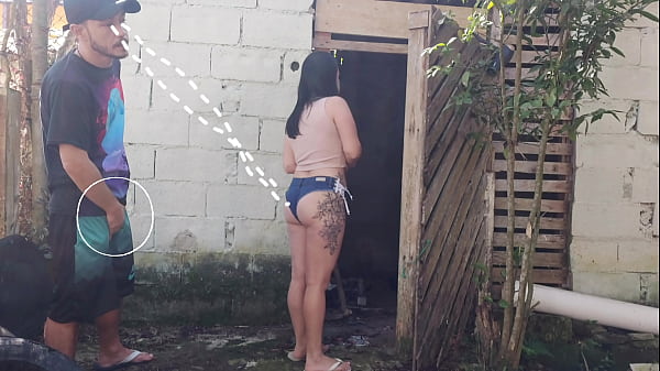 Meu marido saiu e me deixou receber o_pedreiro_sozinha_para um_orçamento