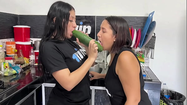 MI HERMANASTRA ME MASTURBA CON UNA ZANAHORIA_HASTA HACERME EXITAR