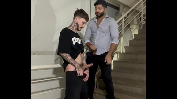 Chamei No Grindr E Levei Pra Escada Do Shopping thumbnail