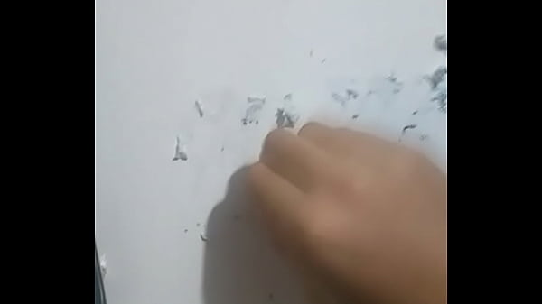 Ap&oacute;s acabar as aulas, Moreno safado arranca papel do guarda roupa e joga aguinha 