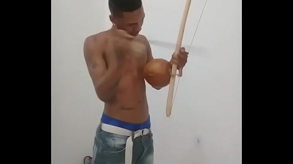Querem tocar meu_berimbauNovinNovinho tocando instrumento de capoeira
