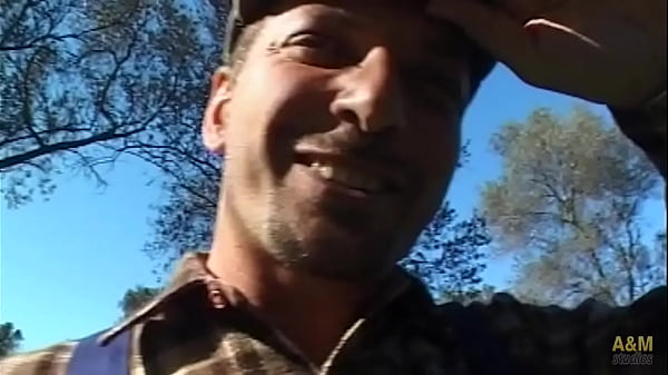 Play MP4 - Una inglesita perdida&comma; buscando sexo por los campos de Albacete&period;