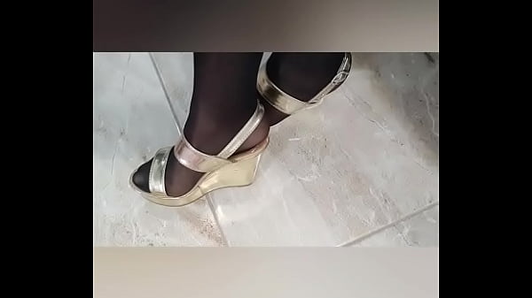 Super riquisima travesti desnuda en zapatillas y pantimedias 