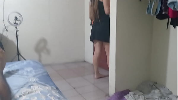 Hijastra m&eacute;xicana pervertida le da una buena exprimida a la verga de su padrastro