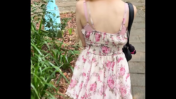 Play MP4 - Asian girl masturbates and squirts while exposing herself on the mountain