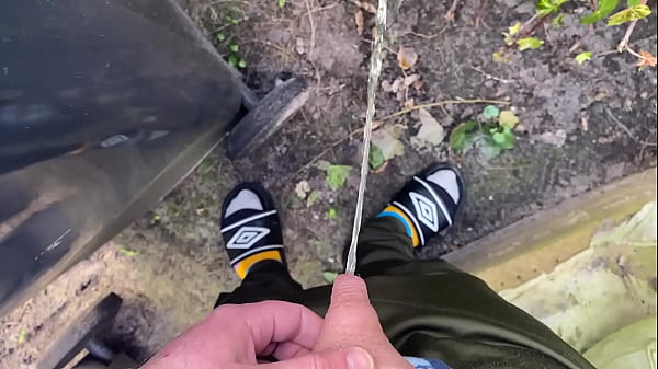 Play MP4 - Pissing outside my house near the sidewalk