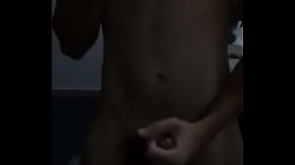 dando uma gozada no espelho de casa