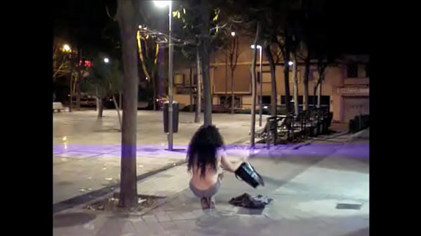 La travesti Maria Lizana se desnuda en la calle