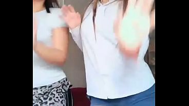 Se graba con su amiga mientras ense&ntilde;a su vagina gorda y rica 