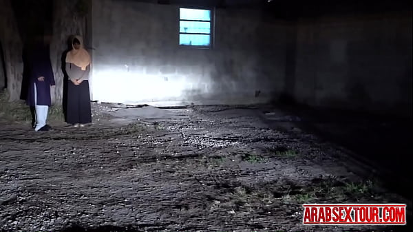 Hot babe Amira_gets ready to befucked_by hornyarab dude