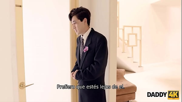 Play MP4 - DADDY4K&period; Hombre astuto seduce a su linda novia antes de la ceremonia de la boda