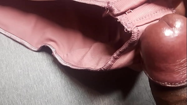 Play MP4 - Me masturb&eacute; y corr&iacute; sobre la lencer&iacute;a nueva de mi mejor amiga&period; Ahora no se como limpiarlo