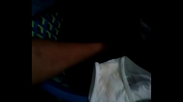 Chaqueta con_los calzones de_mi tía_hurgandoen la ropa sucia