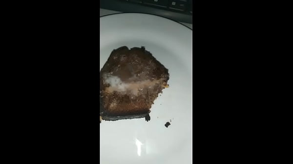 Comendo bolo coberto com a minha porra 