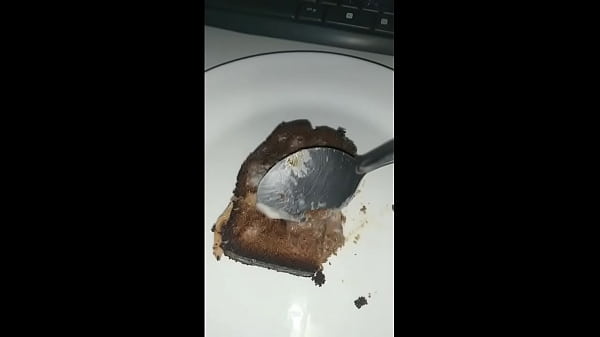 Comendo bolo coberto com a minha porra