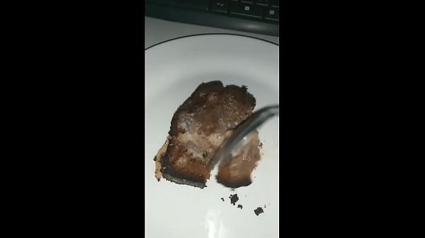 Comendo bolo coberto com a minha porra