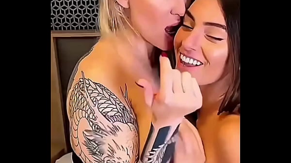 Nonton Vertical Mobile Pob Blowjob And Deepthroat Competition With Busty Blonde Milf And Teen Brunette thumbnail