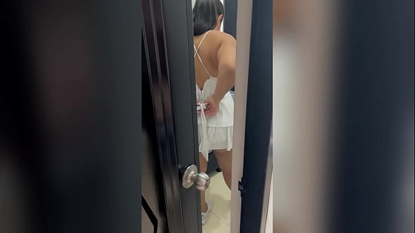 Nonton Mi Cu&ntilde;ada Me Provoca Dejando La Puerta Abierta Mientras Se Cambia, Me Animo A Entrar Y Me Recibe Como Toda Una Putita thumbnail