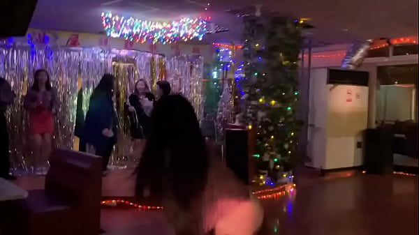 The whiteguy battle withasia girl in public