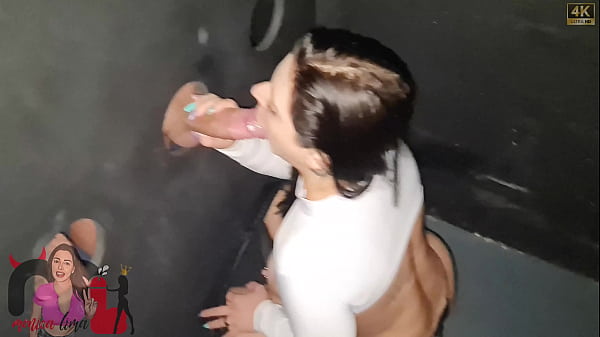 Play MP4 - Chupando 2 paus grandes no gloryhole&period;